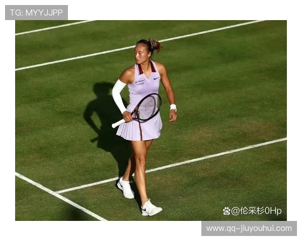 从篮球场中圈精准一脚踢进足球门展现惊人脚法与跨界运动魅力